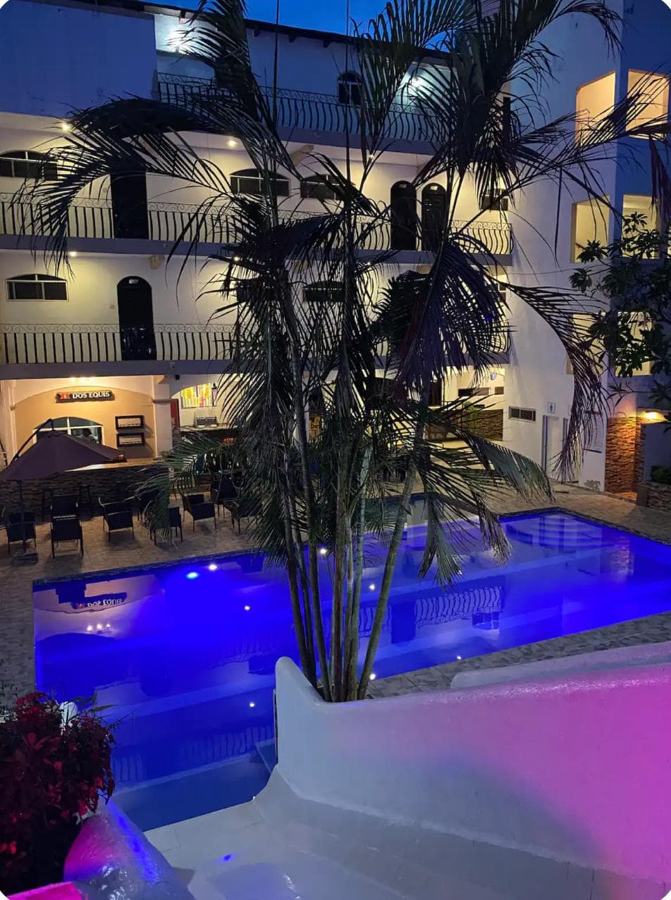 Alberca del Hotel Maró de noche